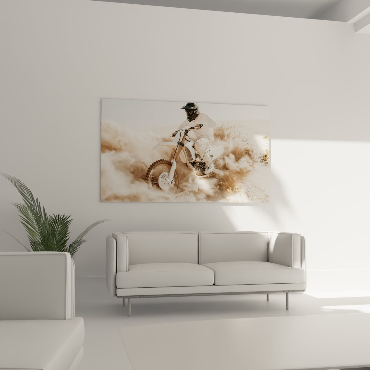 Moto cross blanche projetant du sable beige et ocre, au-dessus d'un canapé dans un salon lumineux