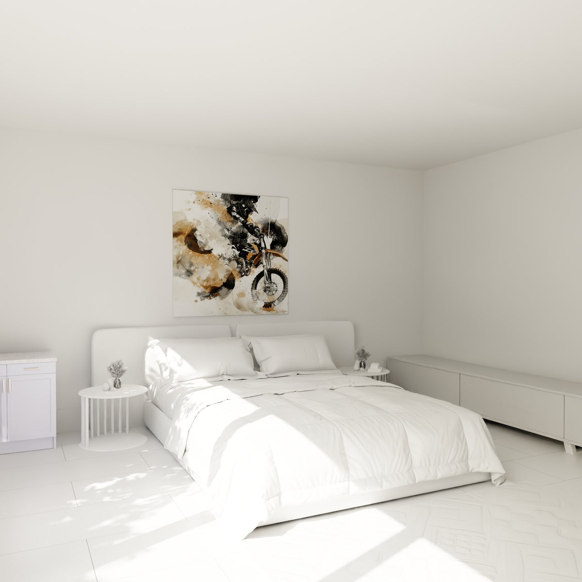 Motard casqué sur sa moto ocre et noire accroché au-dessus d'un lit dans une chambre claire