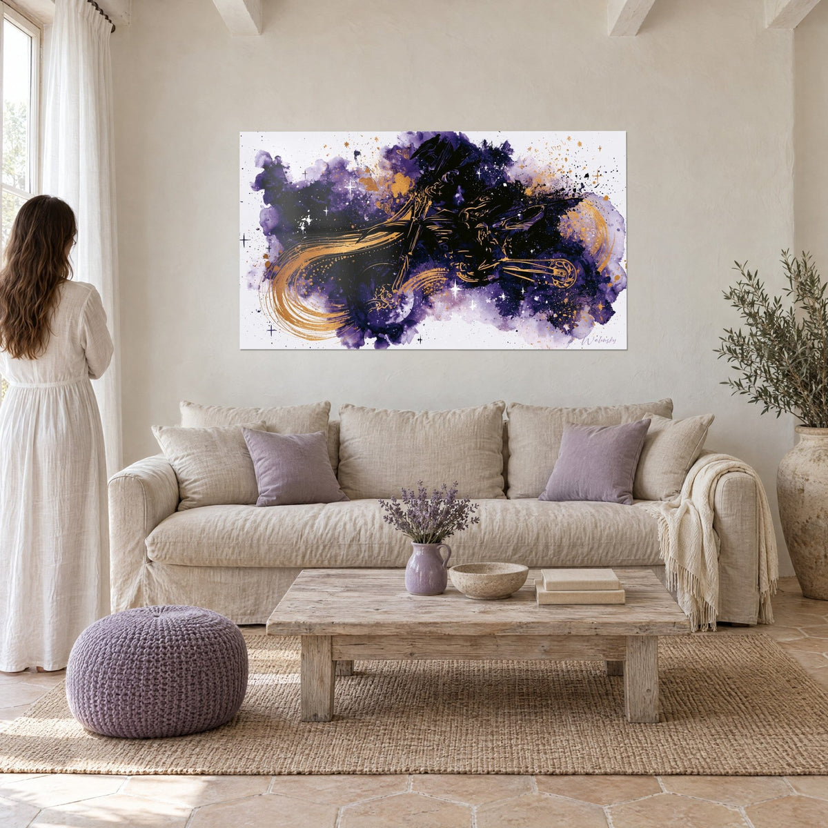 Tableau motard en plein saut, silhouette noire aux traits dorés sur brume violette, au-dessus d'un canapé dans un salon lumineux