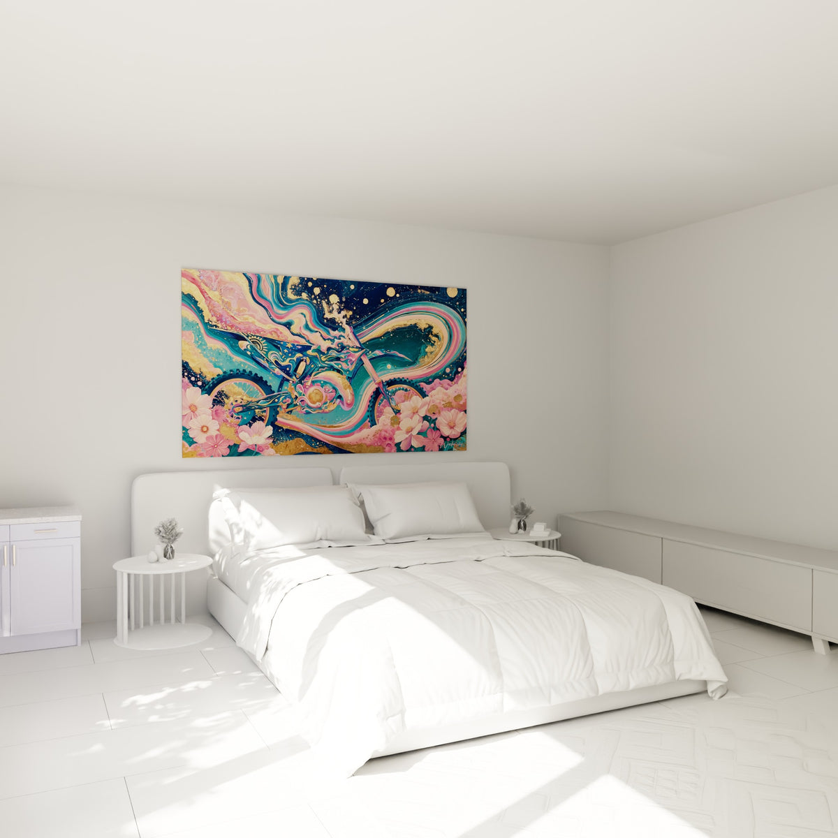 Fleurs roses et tourbillons dorés entourent cette moto cross bleue au-dessus d'un lit dans une chambre claire