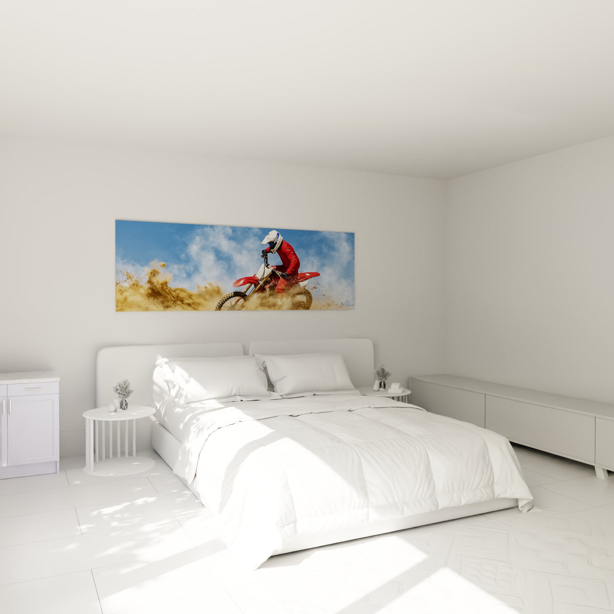 Motard en combinaison rouge dans un nuage de poussière ocre, au-dessus d'un lit dans une chambre claire
