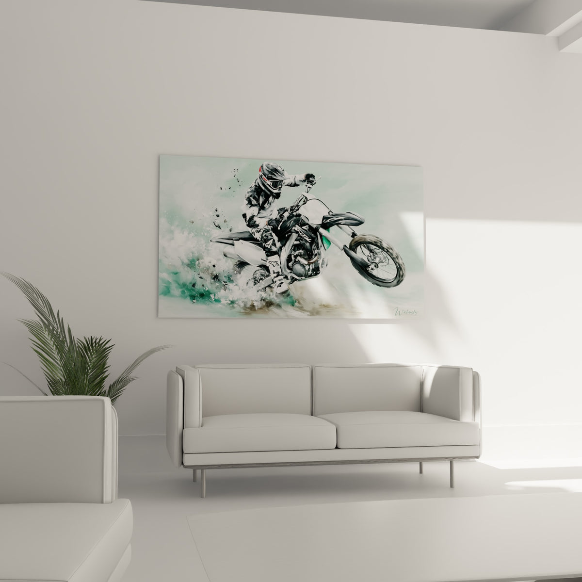 Motard en tenue blanche projetant de la boue, tableau moto cross au-dessus d'un canapé dans un salon lumineux