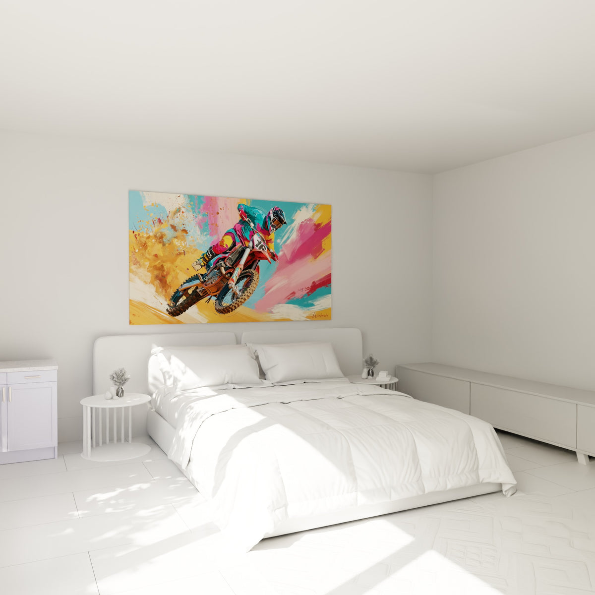 Motard en pleine action, couleurs turquoise et rose, accroché au-dessus d'un lit dans une chambre claire