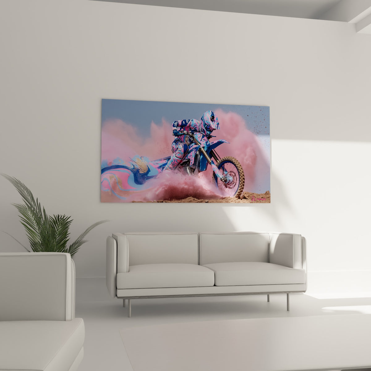 Course moto cross saisie dans une explosion rose et bleue, accrochée au-dessus d'un canapé dans un salon lumineux