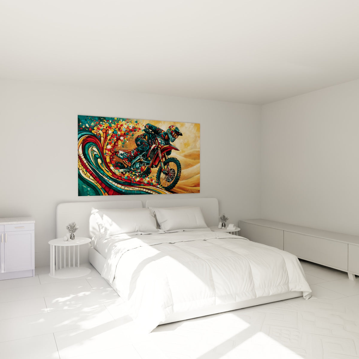 Pilote moto cross casqué sur fond ocre et turquoise au-dessus d'un lit dans une chambre claire