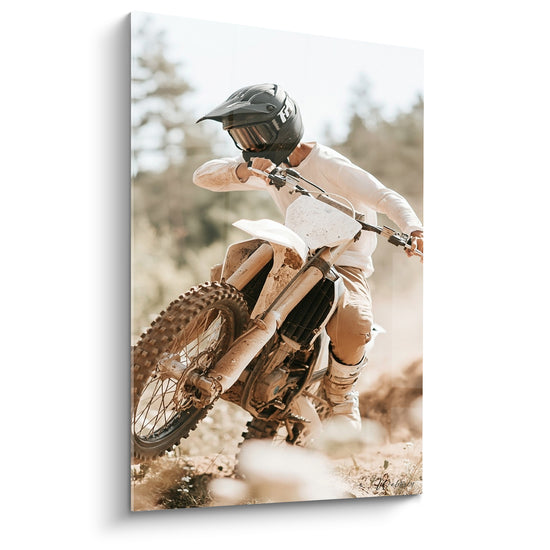 Tableau Motocycliste blanc et noir sous forêt embrumée - Casque intégral gris - Edition Moto cross