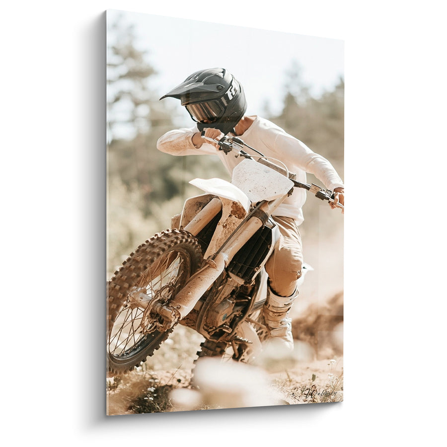 Tableau Motocycliste blanc et noir sous forêt embrumée - Casque intégral gris - Edition Moto cross