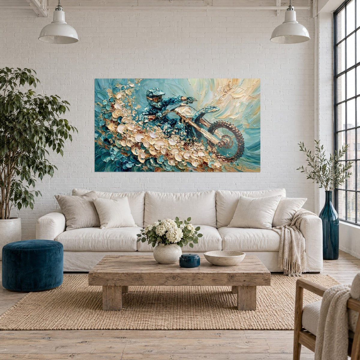 Schilderij motorrijder met helm die uit een wolk van gouden schuim springt, petrolblauw en crèmekleurige tinten, boven een bank in een lichte woonkamer