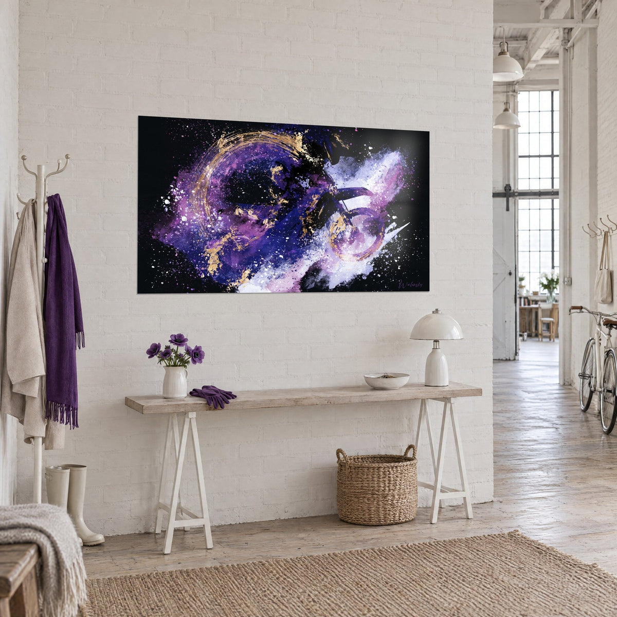 Tableau pilote de motocross lancé dans un nuage indigo et lilas, roues cerclées d'or, accroché près d'une console en bois