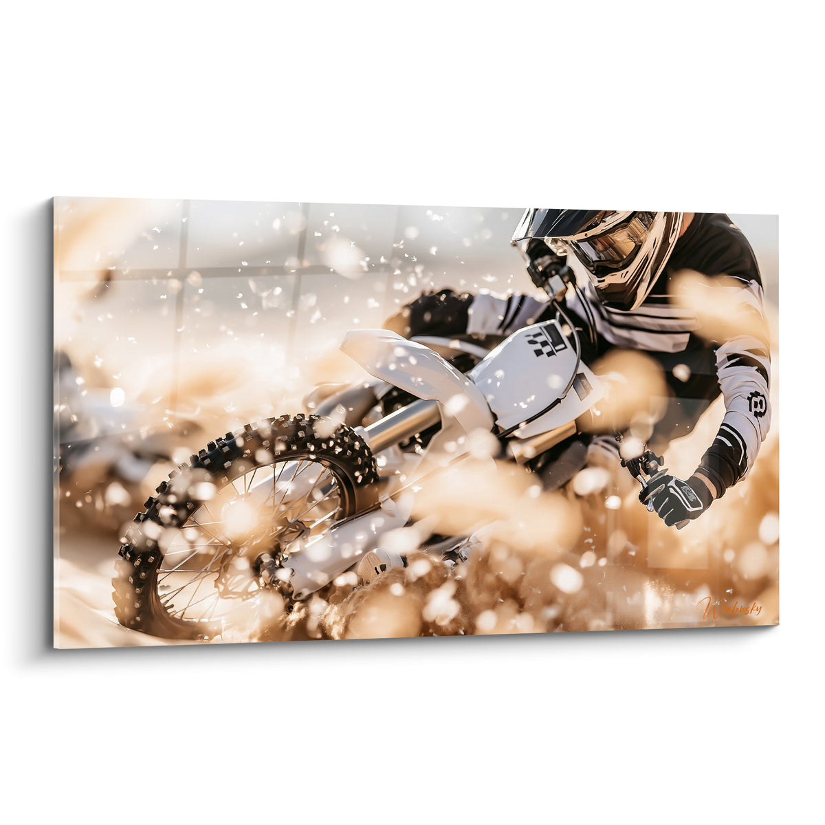 Pilote de moto cross penché sur une moto blanche dans un nuage de terre ocre et fauve