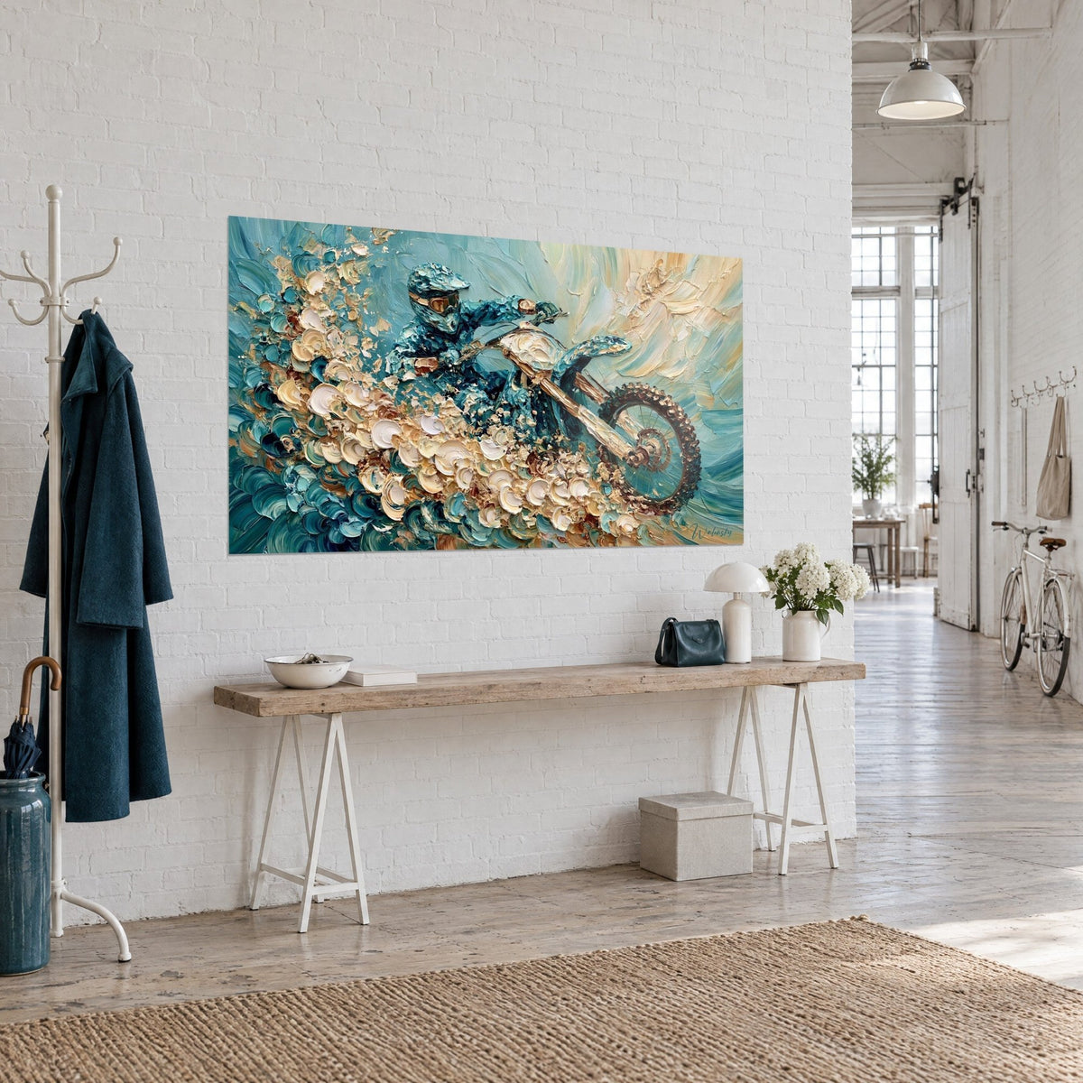 Schilderij motorcrossmotor in volle vlucht, bruin getand wiel, dikke ivoren en turquoise spatten, op een witte loftmuur