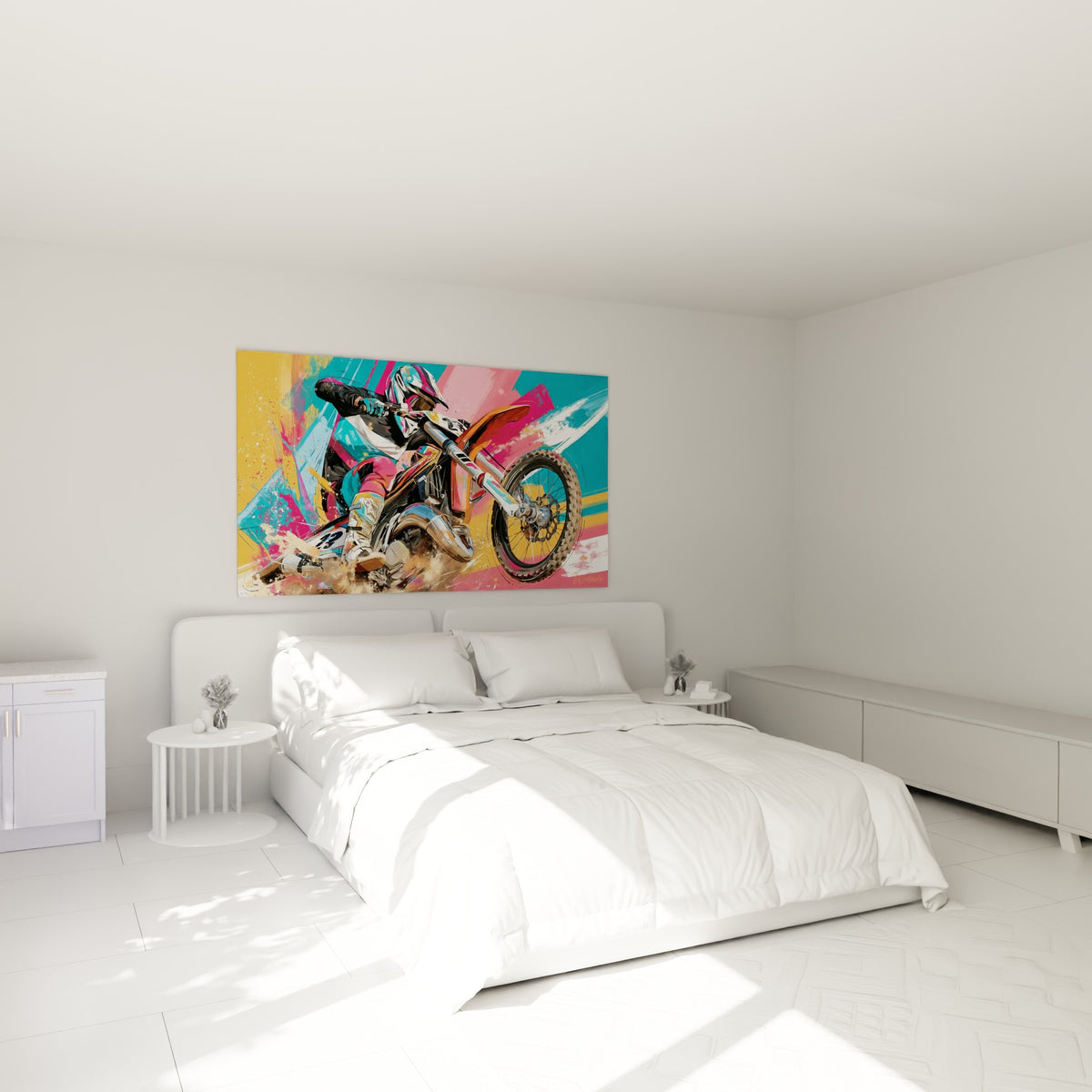 Motard incliné dans un virage poussiéreux, tons ocre et rose fuchsia, au-dessus d'un lit dans une chambre claire