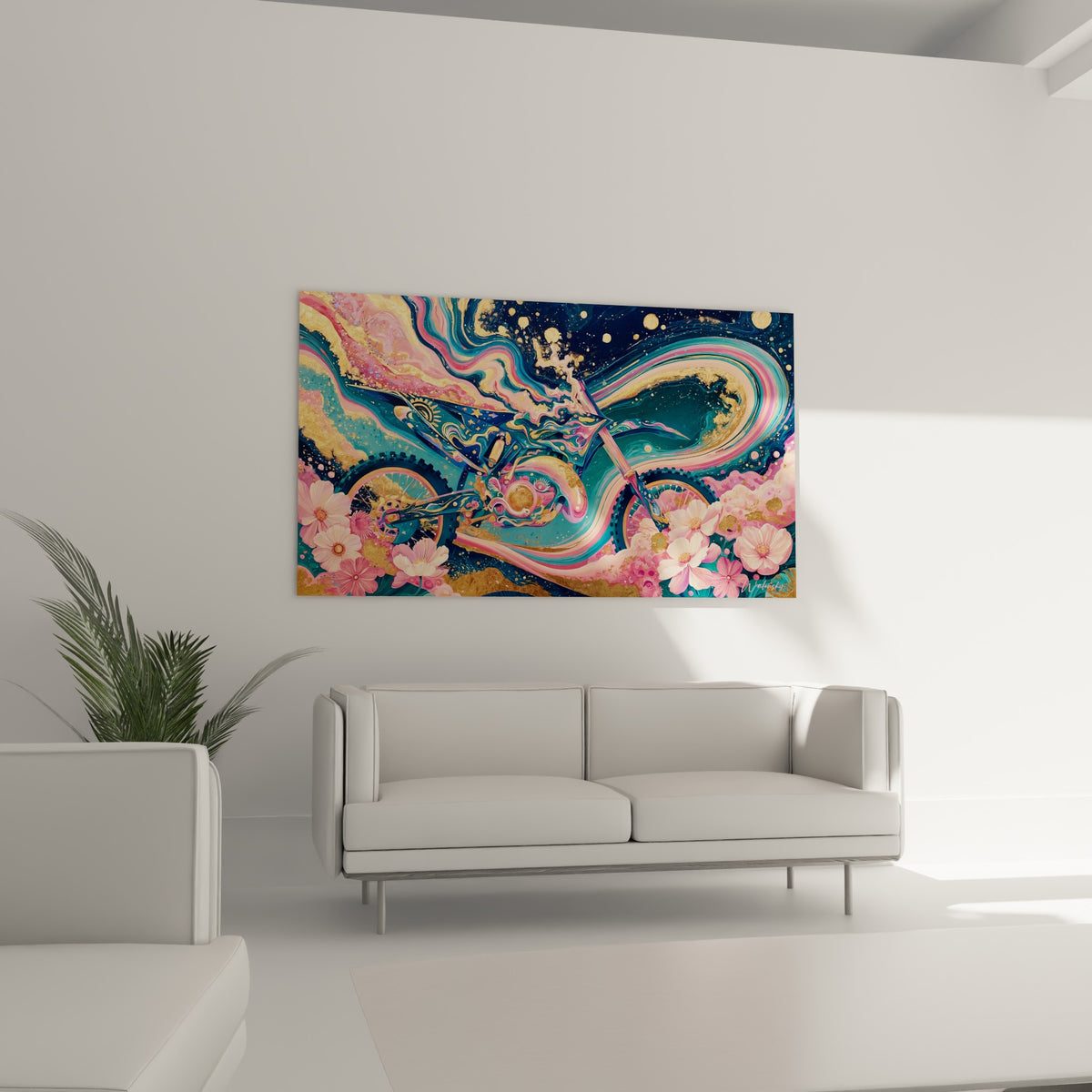 Motif floral rose et doré autour d'une moto cross bleu pétrole au-dessus d'un canapé dans un salon lumineux