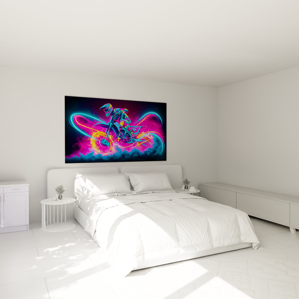 Motard aux couleurs fuchsia et turquoise suspendu en l'air, tableau accroché au-dessus d'un lit dans une chambre claire