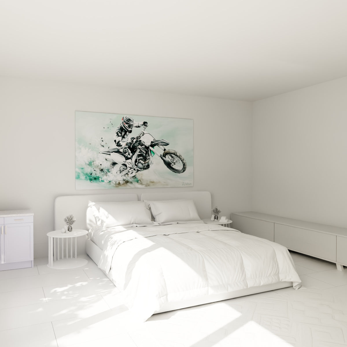 Moto cross en pleine action, tons gris et verts, accrochée au-dessus d'un lit dans une chambre claire