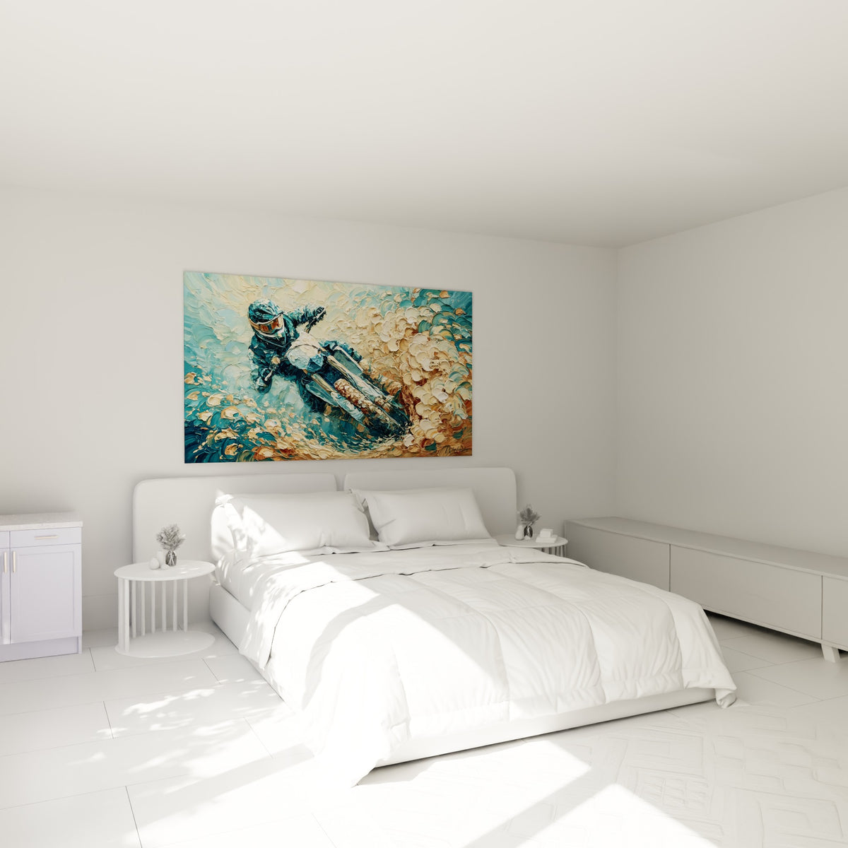 Motard penché dans une courbe, bleu turquoise et doré, au-dessus d'un lit dans une chambre claire