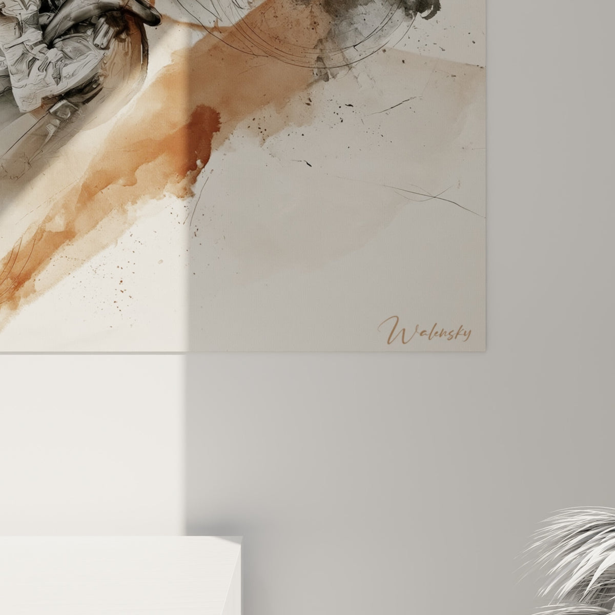 Détail du grain et des coulures d'encre noire sur fond ocre de ce tableau motocross accroché au mur