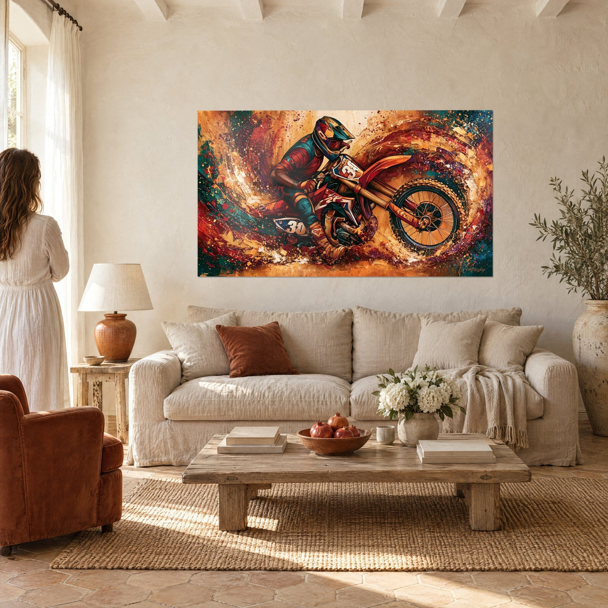 Tableau motard casqué penché dans un virage de terre, cuir bordeaux et ocre doré, au-dessus d'un canapé dans un salon lumineux