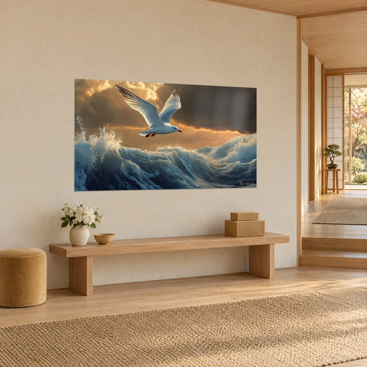 Schilderij zwevende zeevogel, ivoorkleurig verenkleed en oranje snavel boven staalblauwe deining, koperkleurige lucht, driekwart zicht in een japandi woonkamer