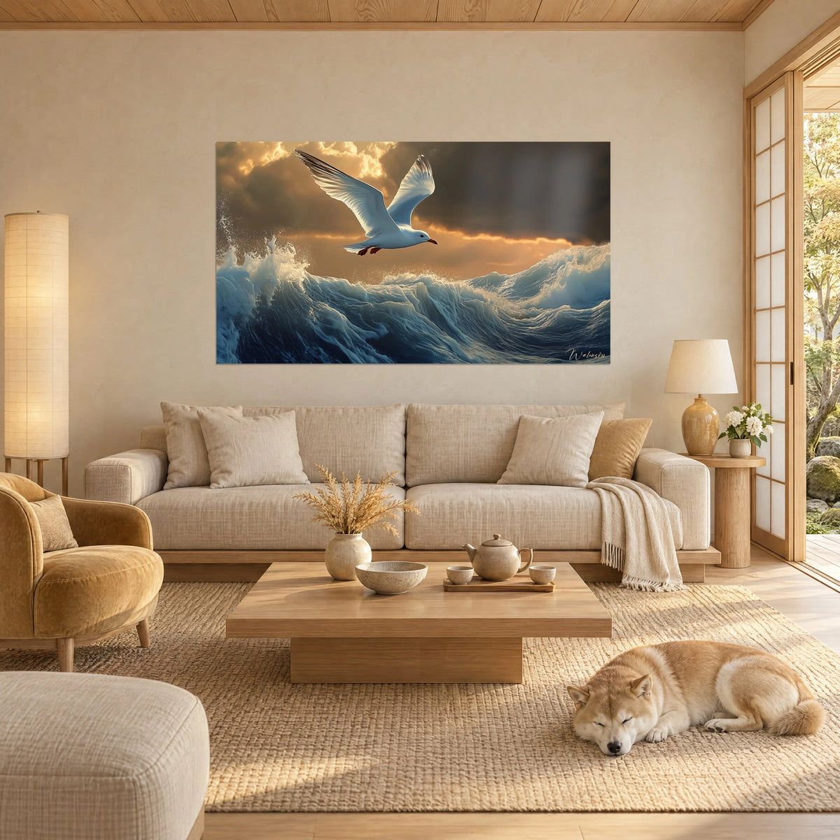 Schilderij witte meeuw met uitgespreide vleugels boven nachtblauwe golven en amberkleurige lucht, slapende Shiba boven een bank in een lichte woonkamer