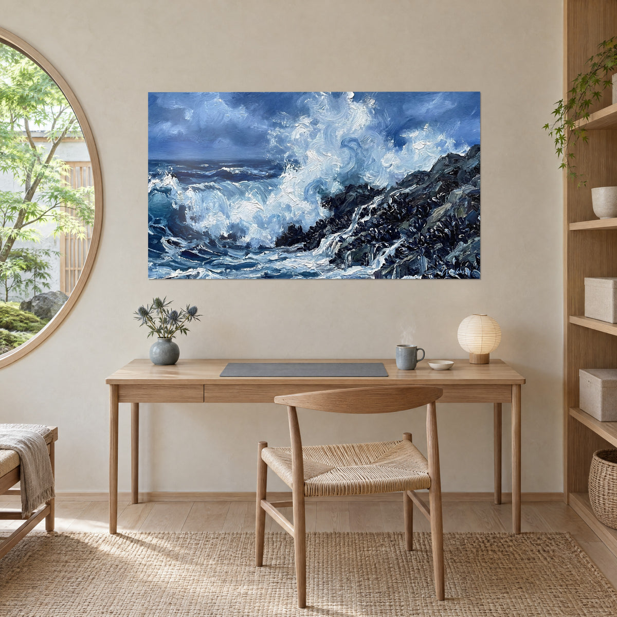 Tableau déferlante spiralée en coups de couteau gris-bleu et blanc, grès noir de moules, au-dessus d'un bureau en bois clair