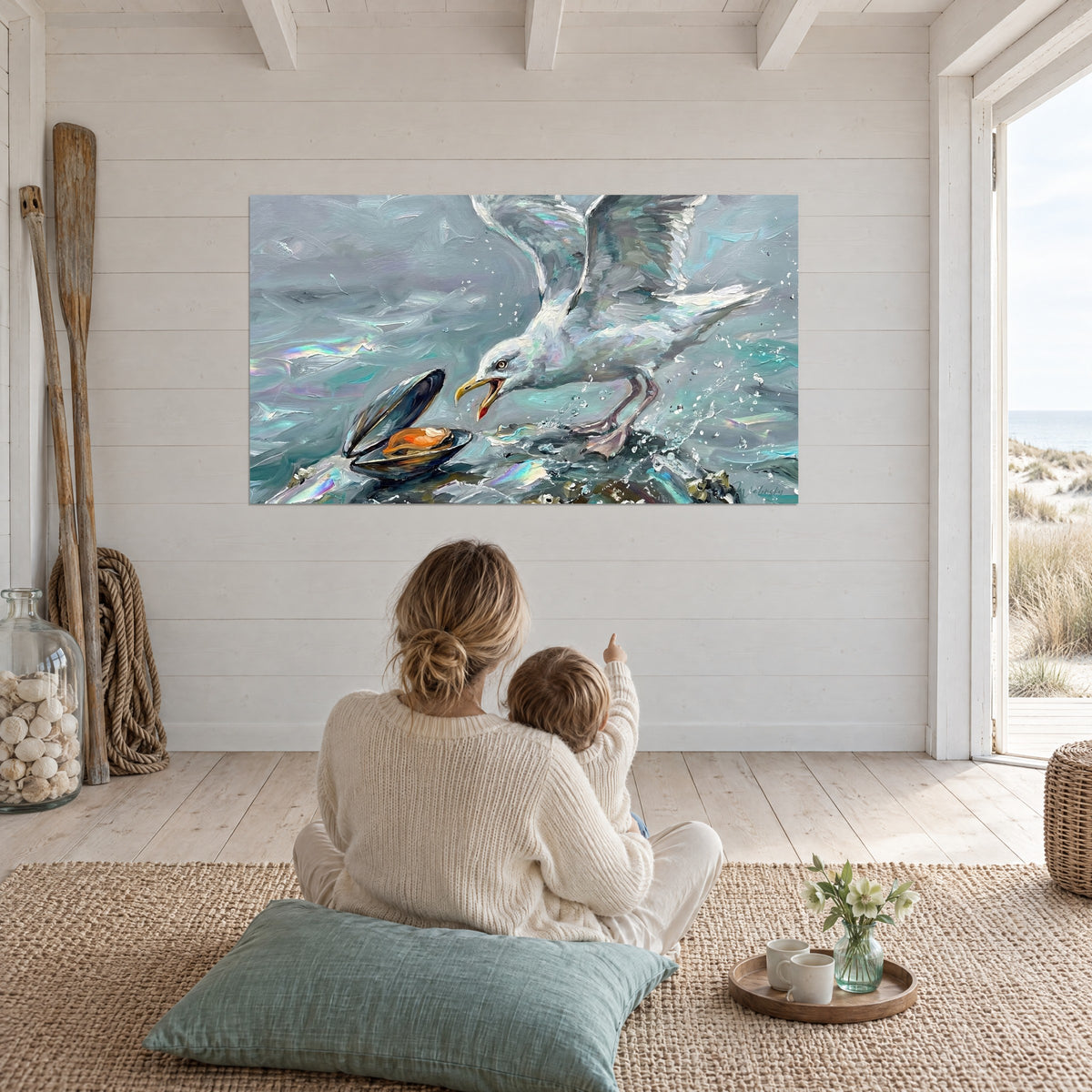 Tableau festin sur les rochers, mouette penchée vers une moule orange et noire, éclats nacrés, grande pièce blanche vue de la plage