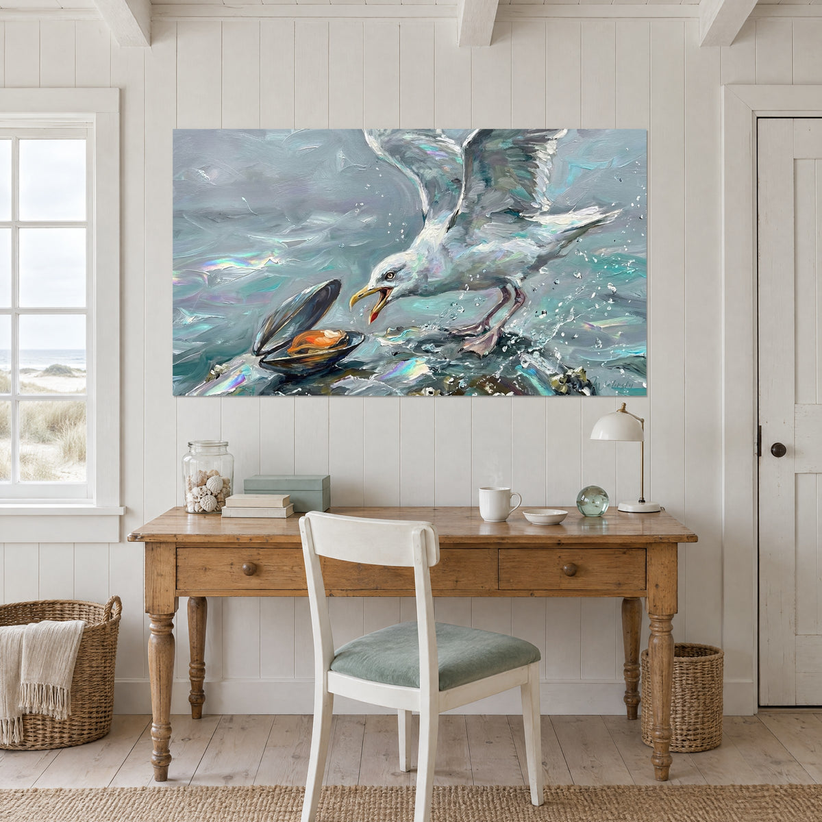 Tableau scène marine à l'huile, goéland criant face à une moule noire, houle gris-bleu irisée de rose, au-dessus d'un bureau en bois