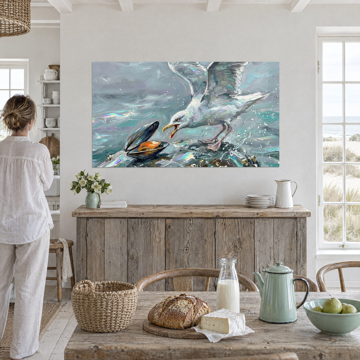 Tableau repas de mouette sur un rocher, ailes blanches levées, gouttes d'eau en suspension, tons gris perle et turquoise, pièce bord de mer