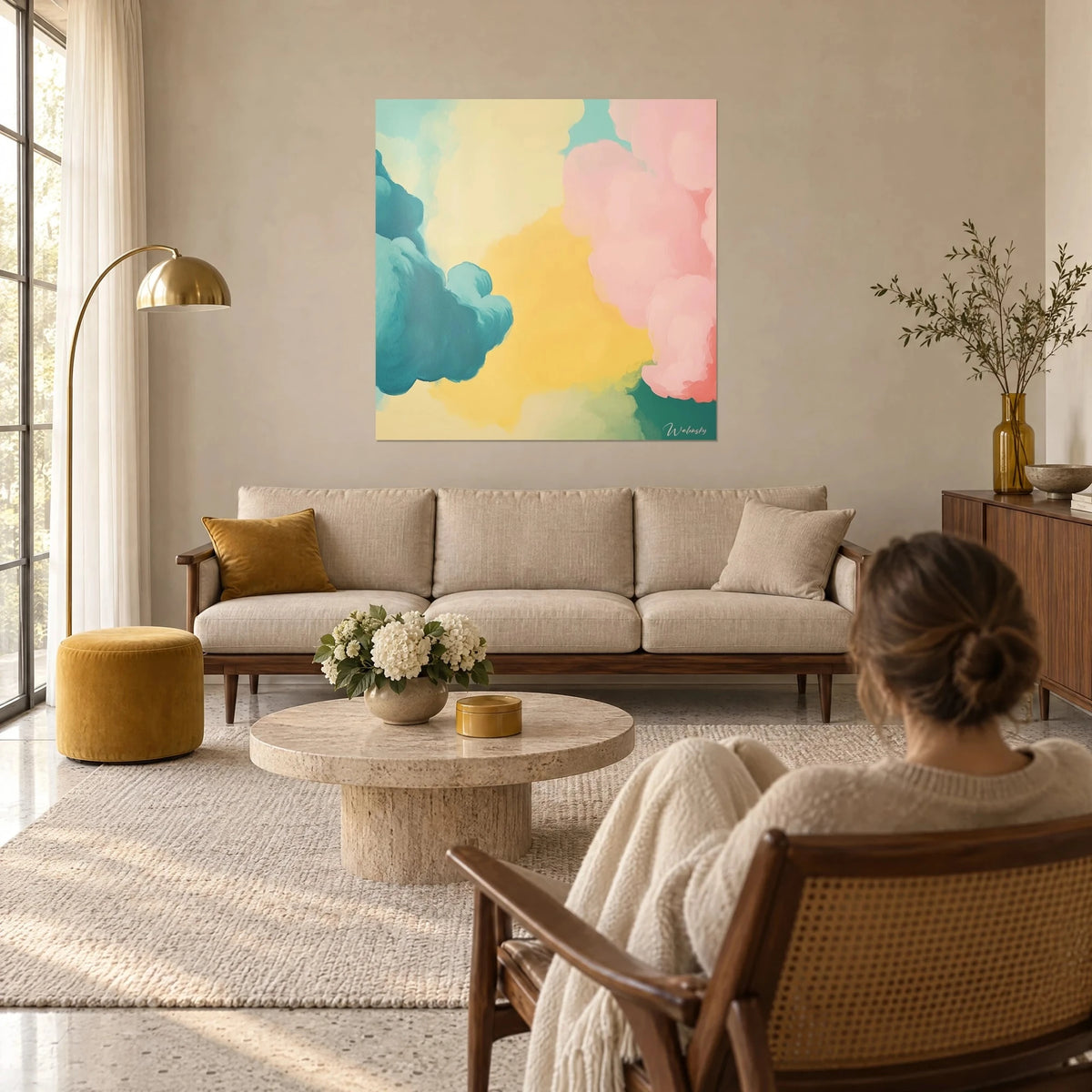 Gemälde abstrakter Wolken in Türkis, Puderrosa und Sonnengelb in samtigen Pinselstrichen, über einem Sofa in einem hellen Wohnzimmer
