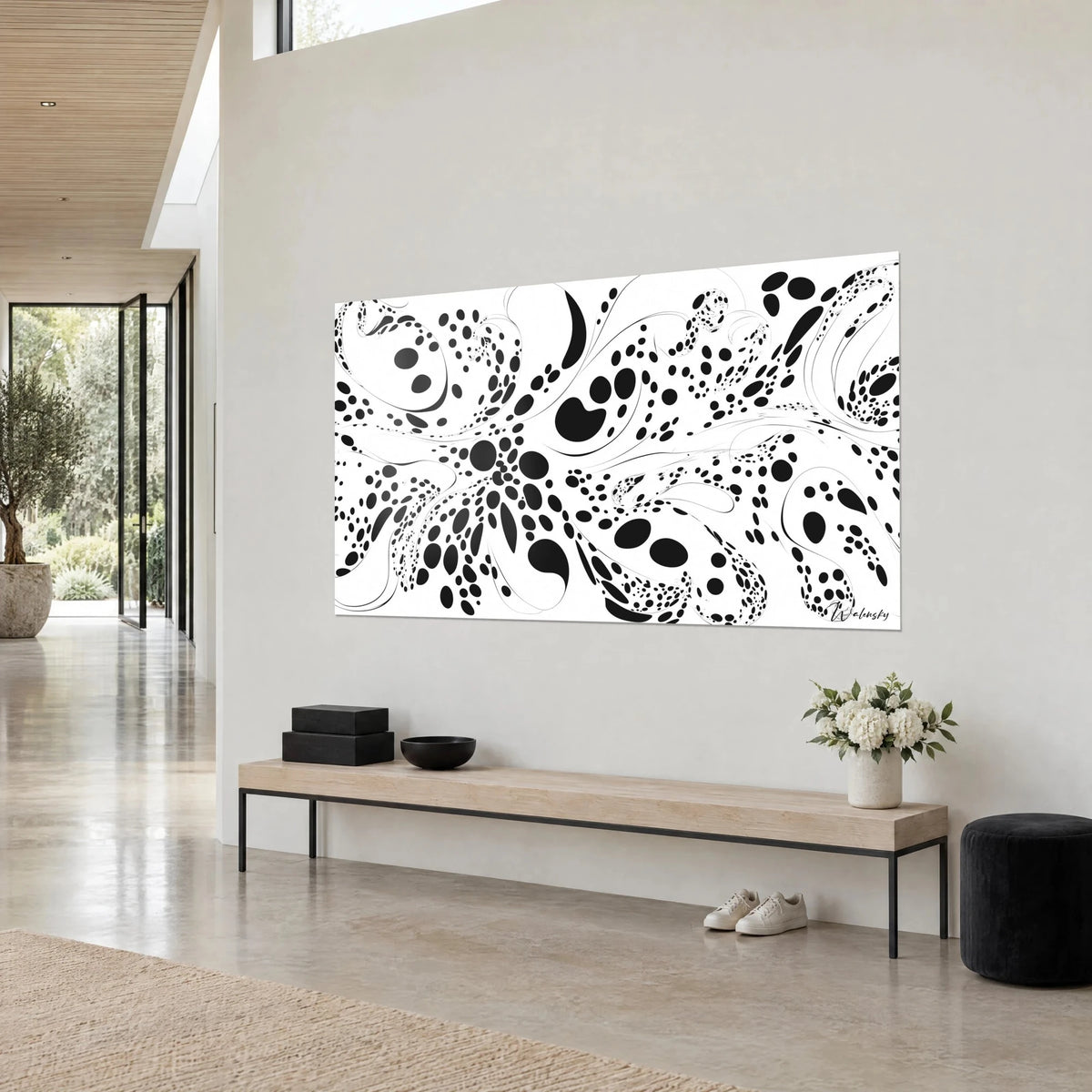 Abstract schilderij van zwarte inktstippen en fijne lussen op wit, driekwart zicht, lichte houten bank, grijsbeige muur