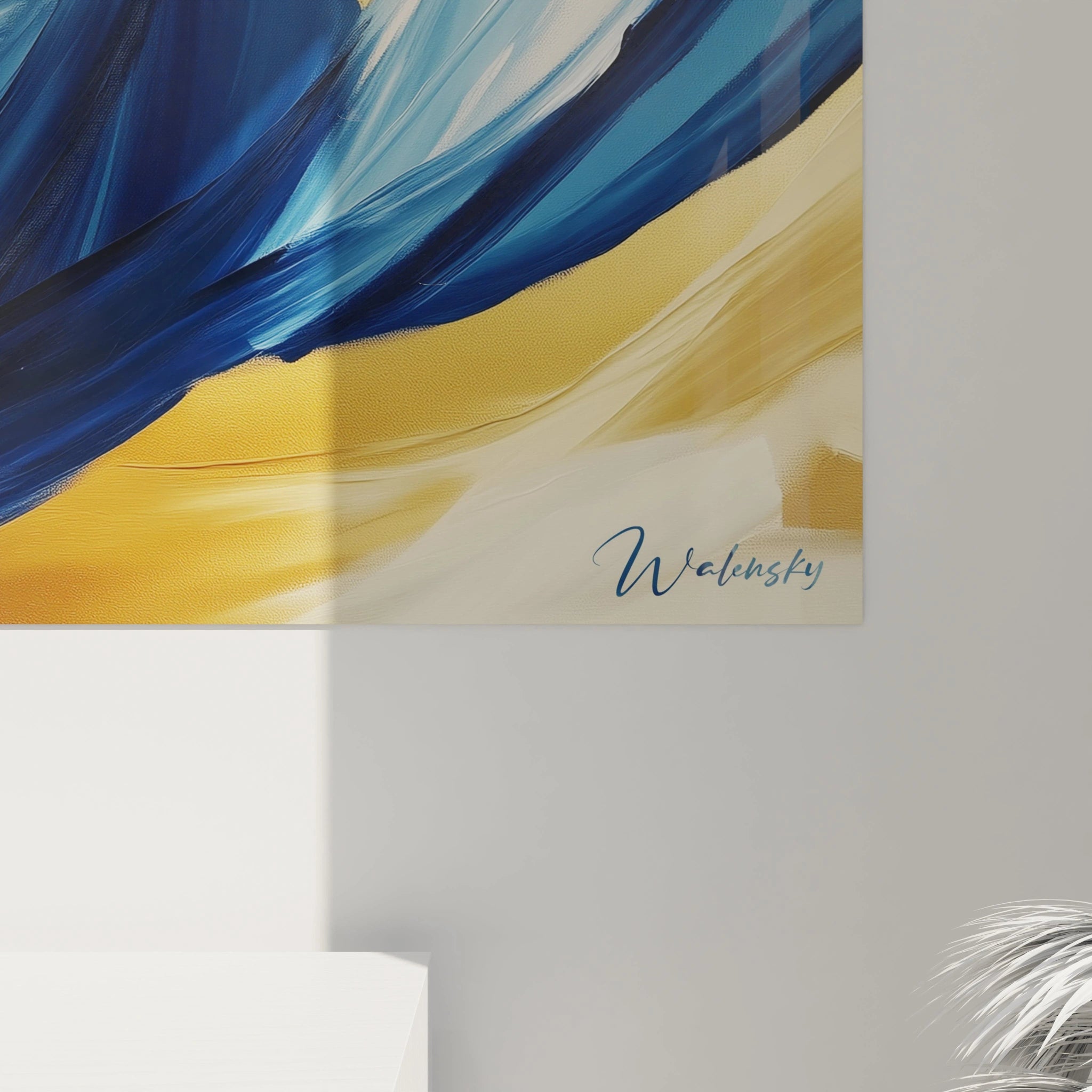 Un tableau abstrait spirale océanique aux nuances de bleu profond et ciel contrastant avec des rayons jaunes éclatants, dont les formes courbes concentriques créent une sensation de mouvement perpétuel et de profondeur grâce à des textures lisses et fluides.
