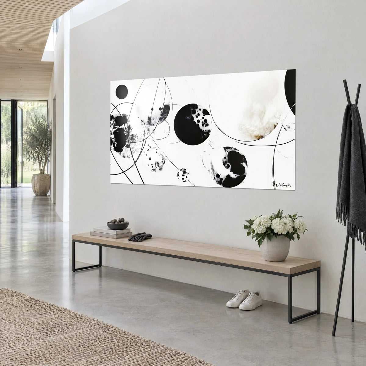 Schilderij abstractie van zwarte en ivoorkleurige inktschijven, slanke fijne krommingen, driekwart zicht boven een houten bank