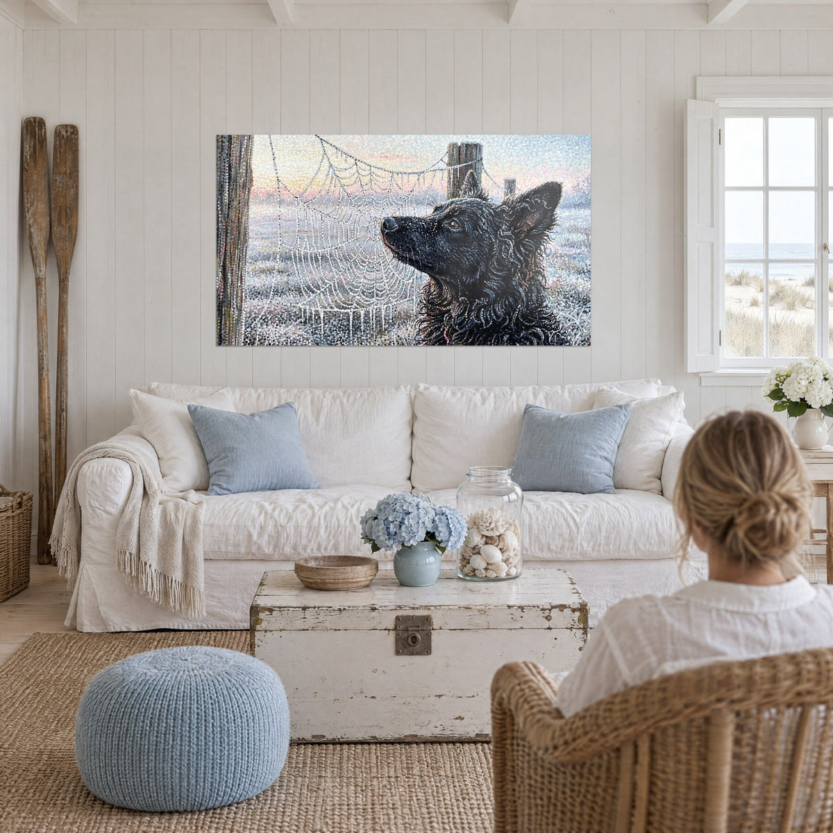 Gemälde eines schwarzen lockigen Hundes mit erhobener Schnauze vor einem frostbedeckten Spinnennetz, rosa und grau, über einem Sofa in einem hellen Wohnzimmer