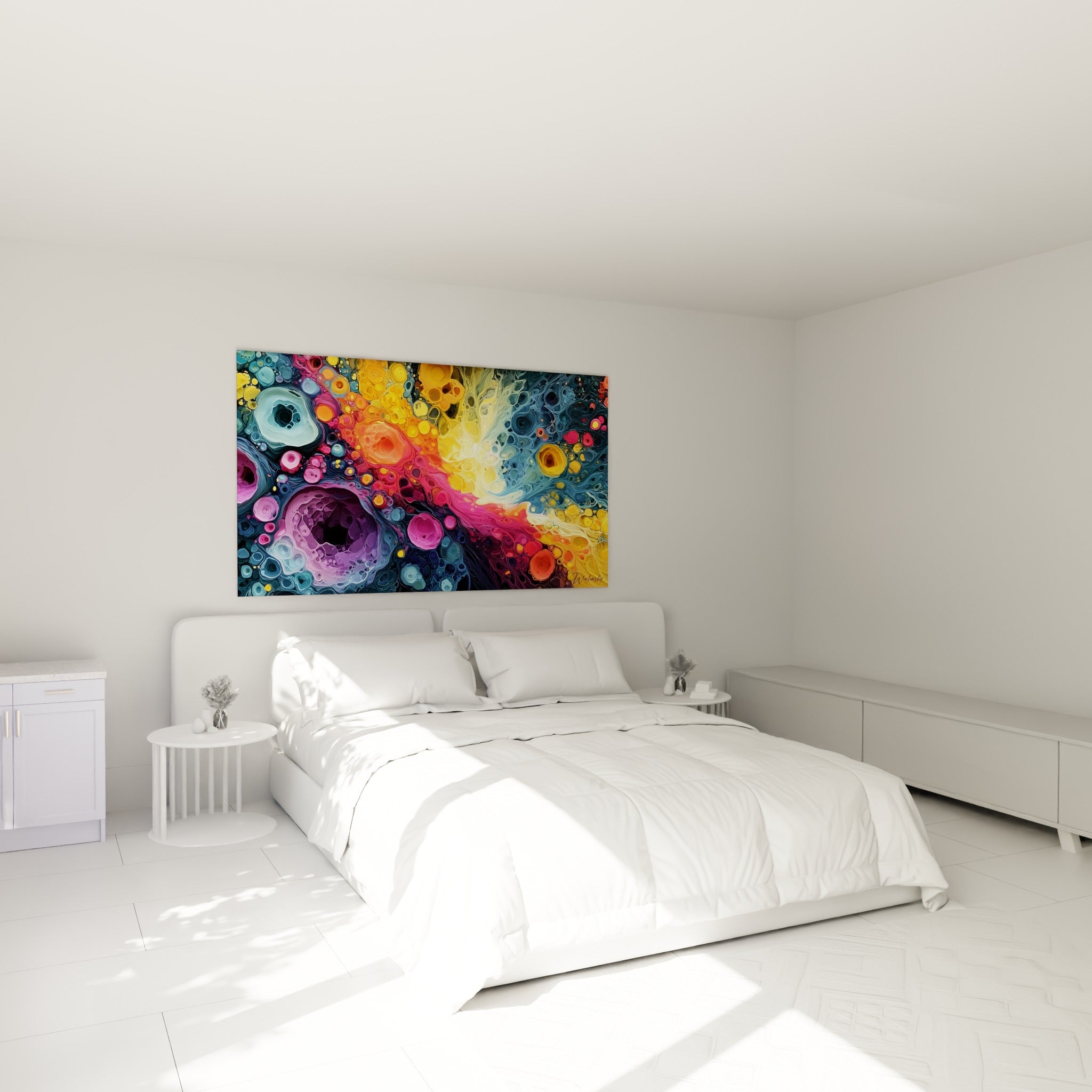 Cellules colorées bleu marine et safran de ce tableau multicolore abstrait au-dessus d'un lit dans une chambre claire