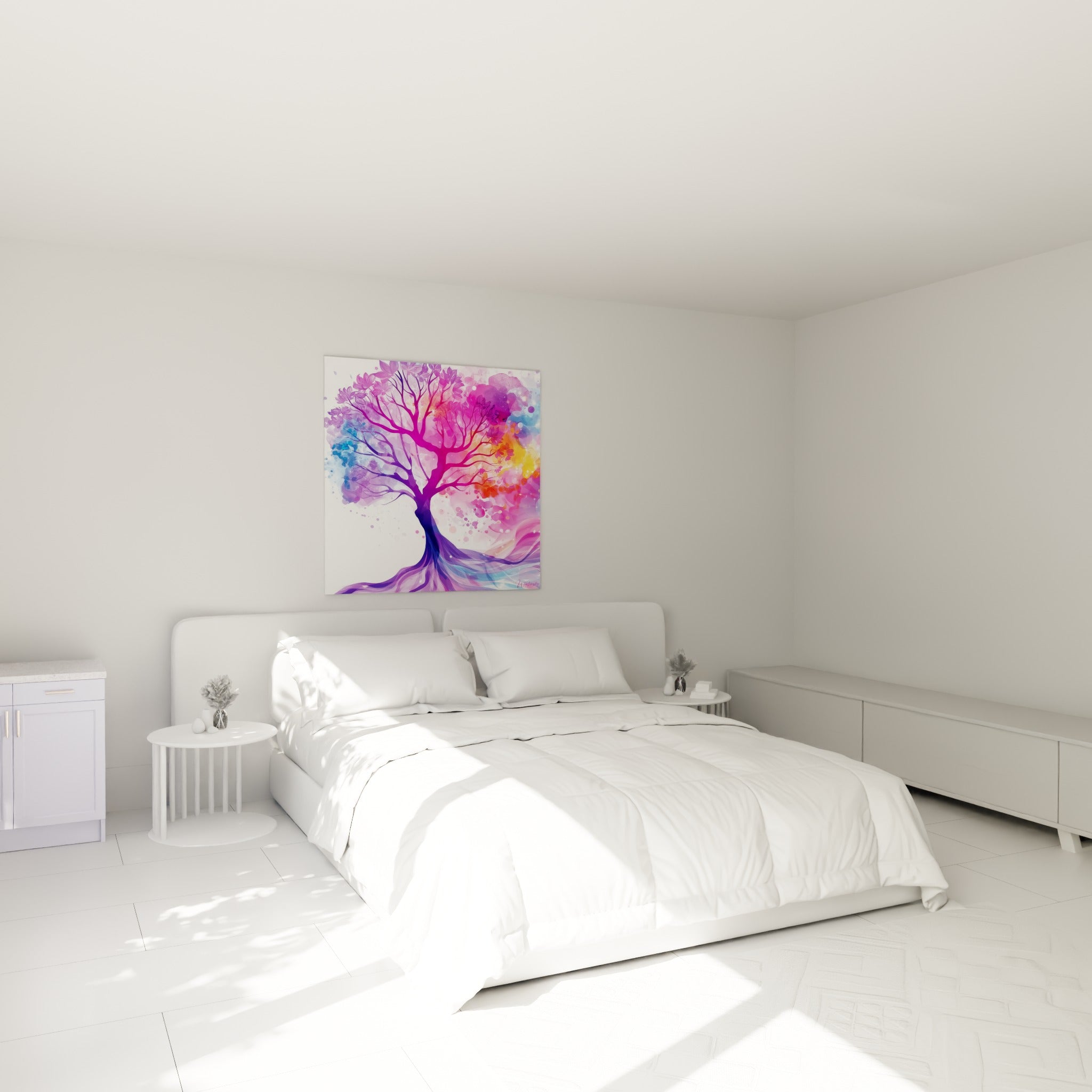 Silhouette d'arbre fuchsia et violette aux branches délicates, au-dessus d'un lit dans une chambre claire