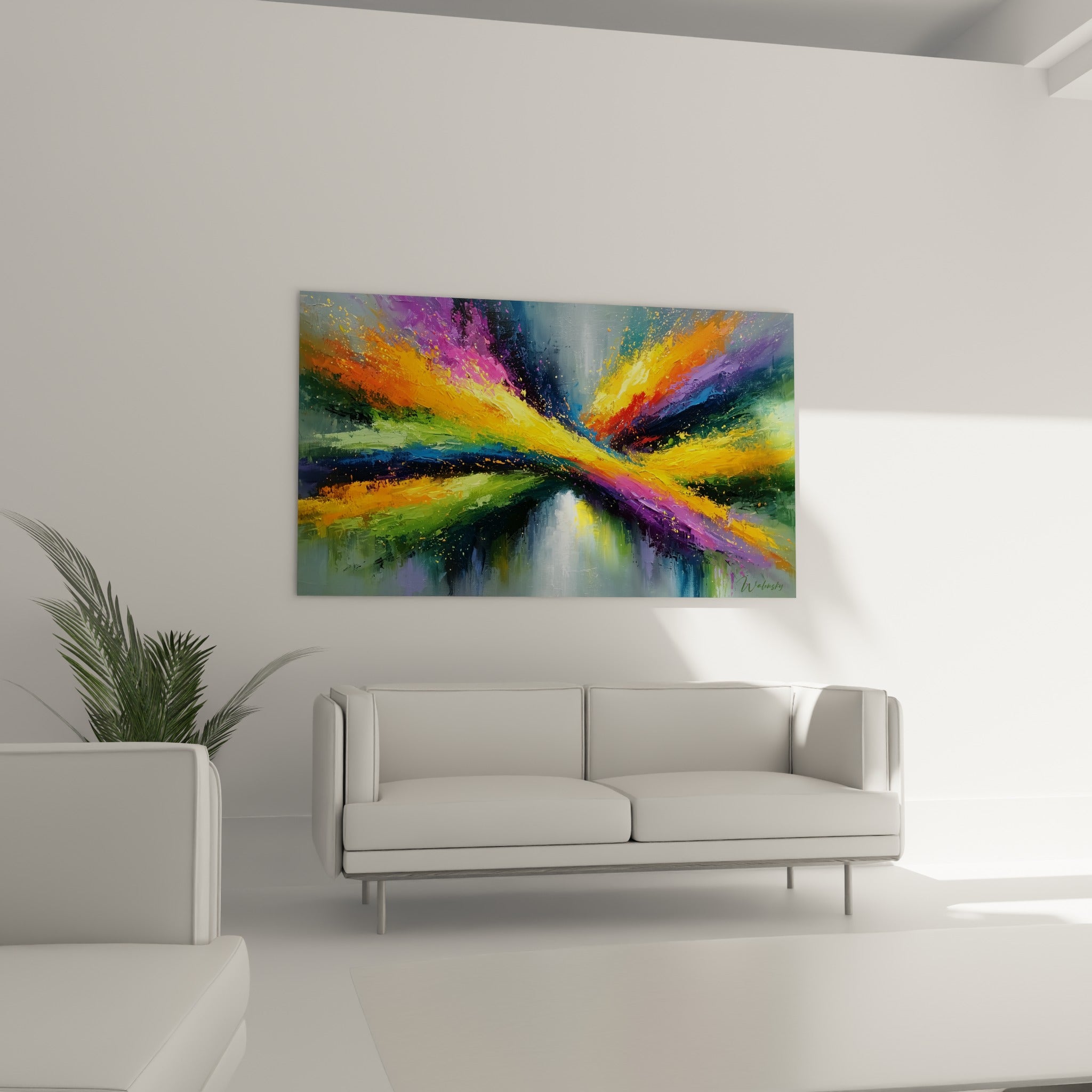 Bandes lumineuses dorées et vertes du tableau multicolore abstrait au-dessus d'un canapé dans un salon lumineux