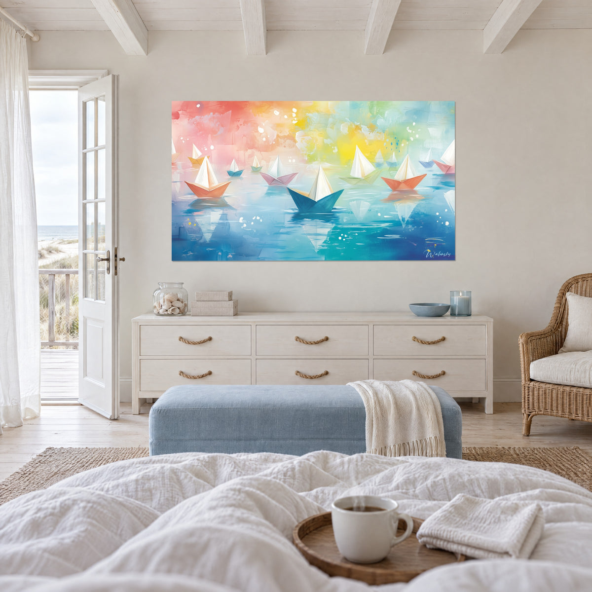 Tableau barques de papier à voiles blanches, aquarelle corail et sarcelle, au-dessus d'un lit dans une chambre claire