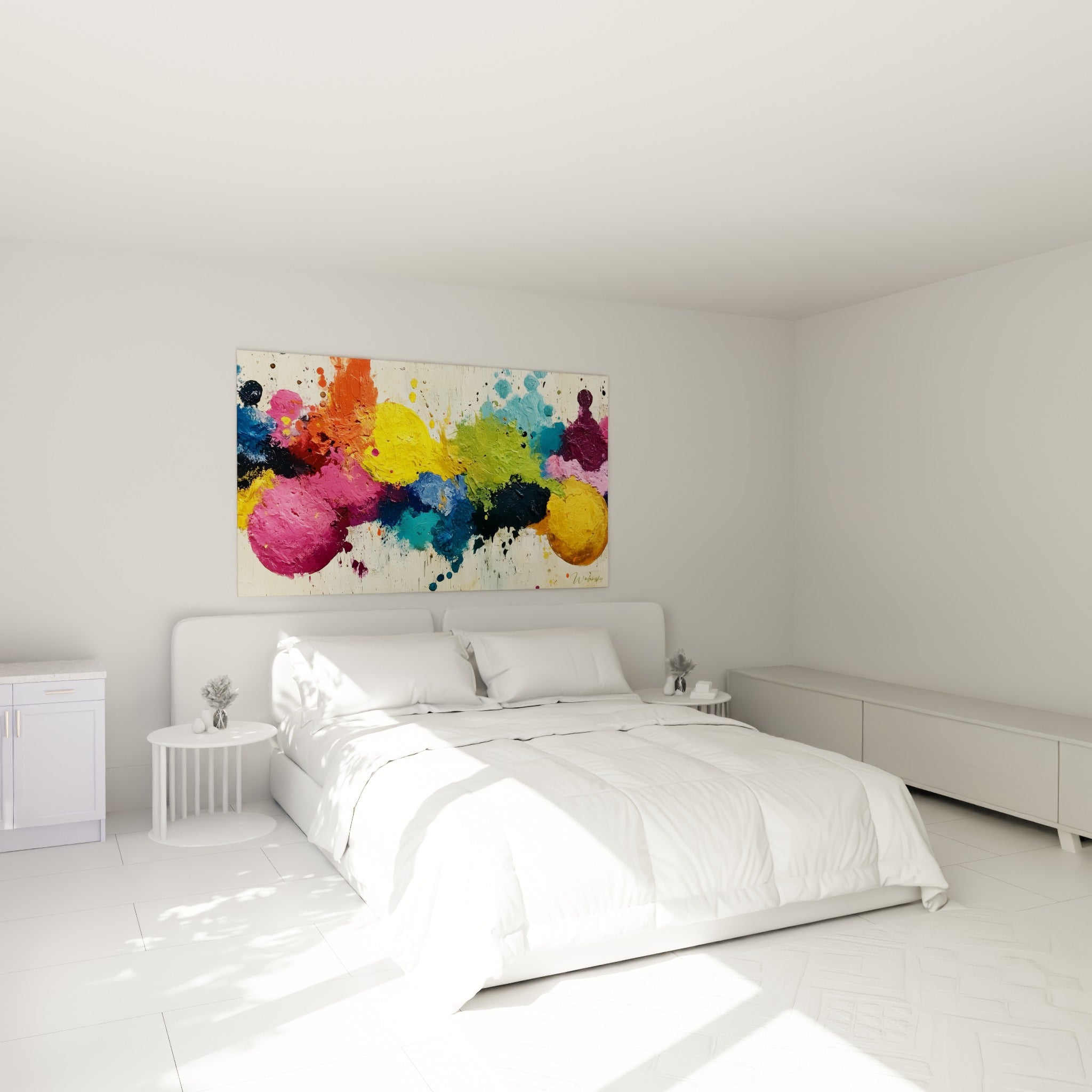Rondeurs colorées bleu canard et rose vif accrochées au-dessus d'un lit dans une chambre claire