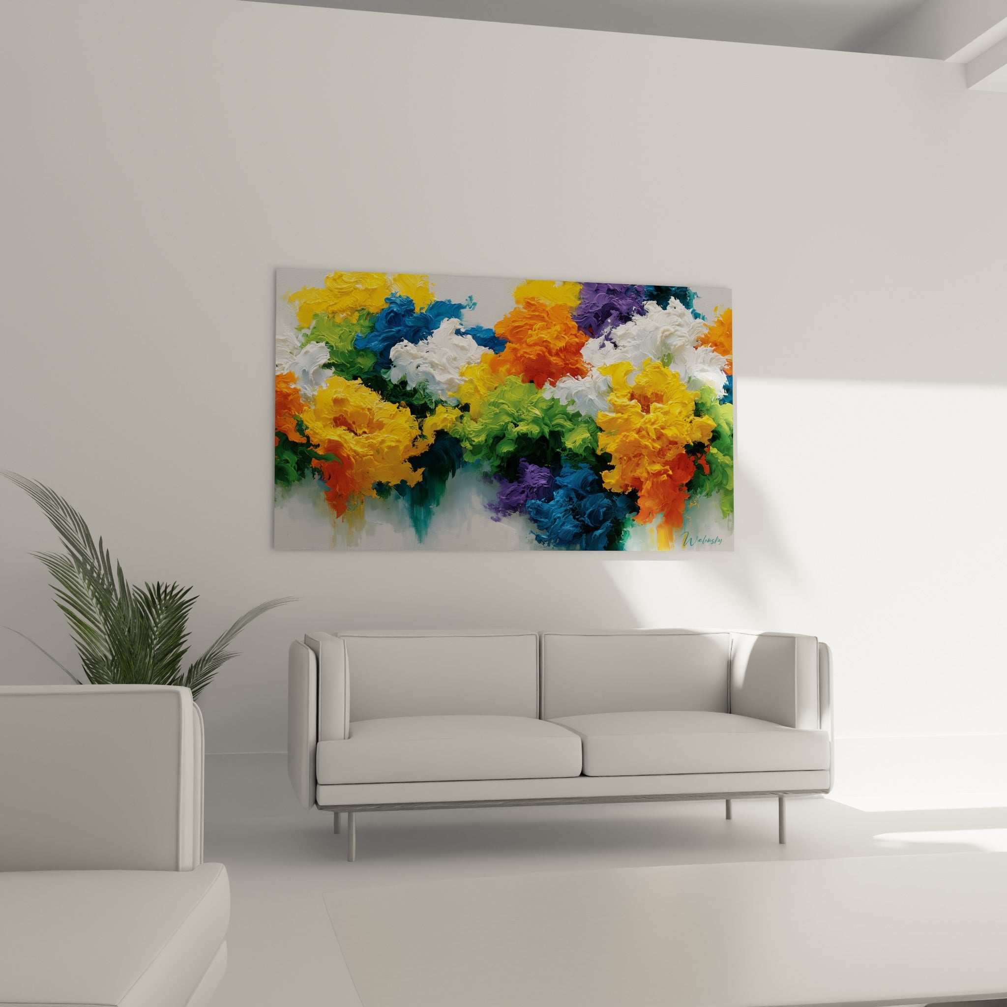 Masses florales orange brûlé et bleu marine texturées, suspendues au-dessus d'un canapé dans un salon lumineux