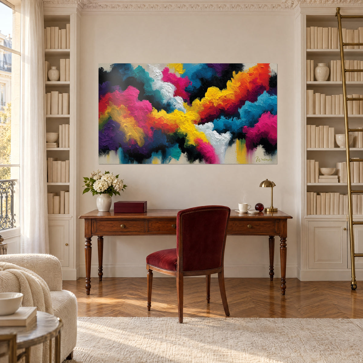 Schilderij levendige kleurstromen, fel geel en diep violet, aan de muur van een oude werkkamer met witte boekenkasten