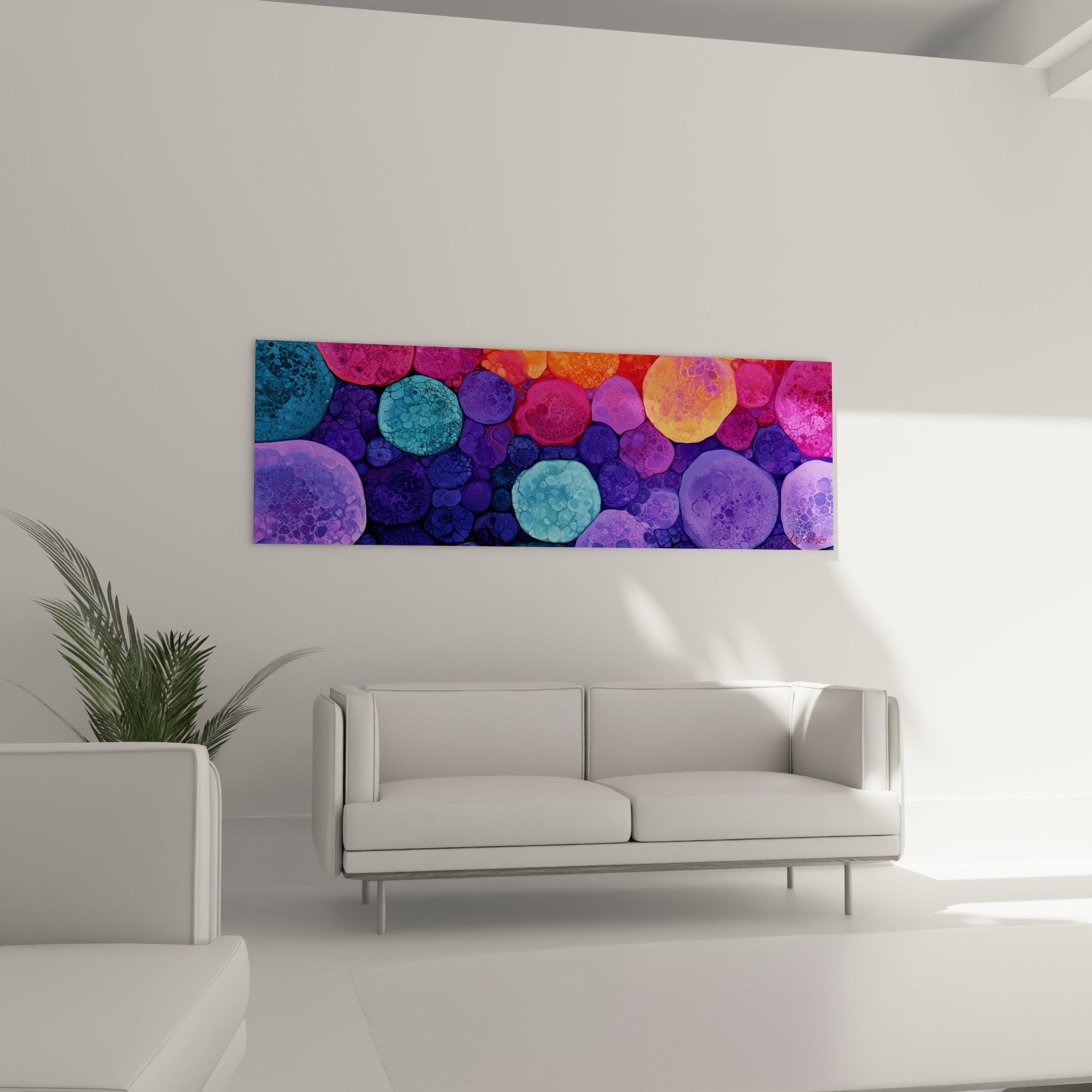 Cellules colorées orange et bleu marine disposées au-dessus d'un canapé dans un salon lumineux