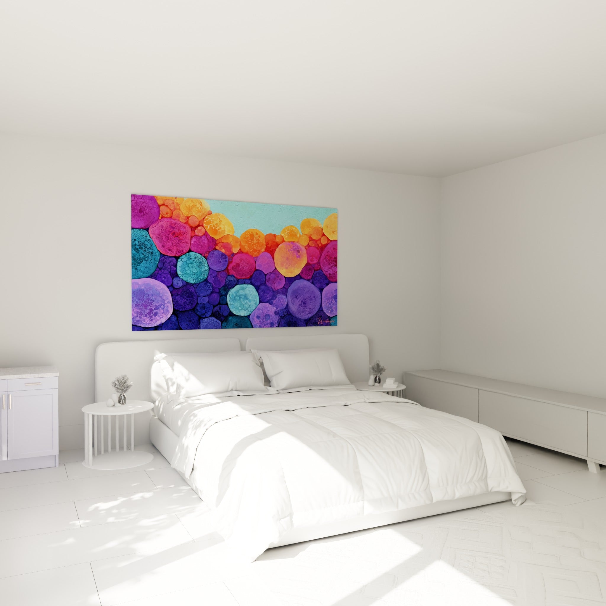 Formes rondes orangées et bleu indigo du tableau multicolore abstrait au-dessus d'un lit dans une chambre claire