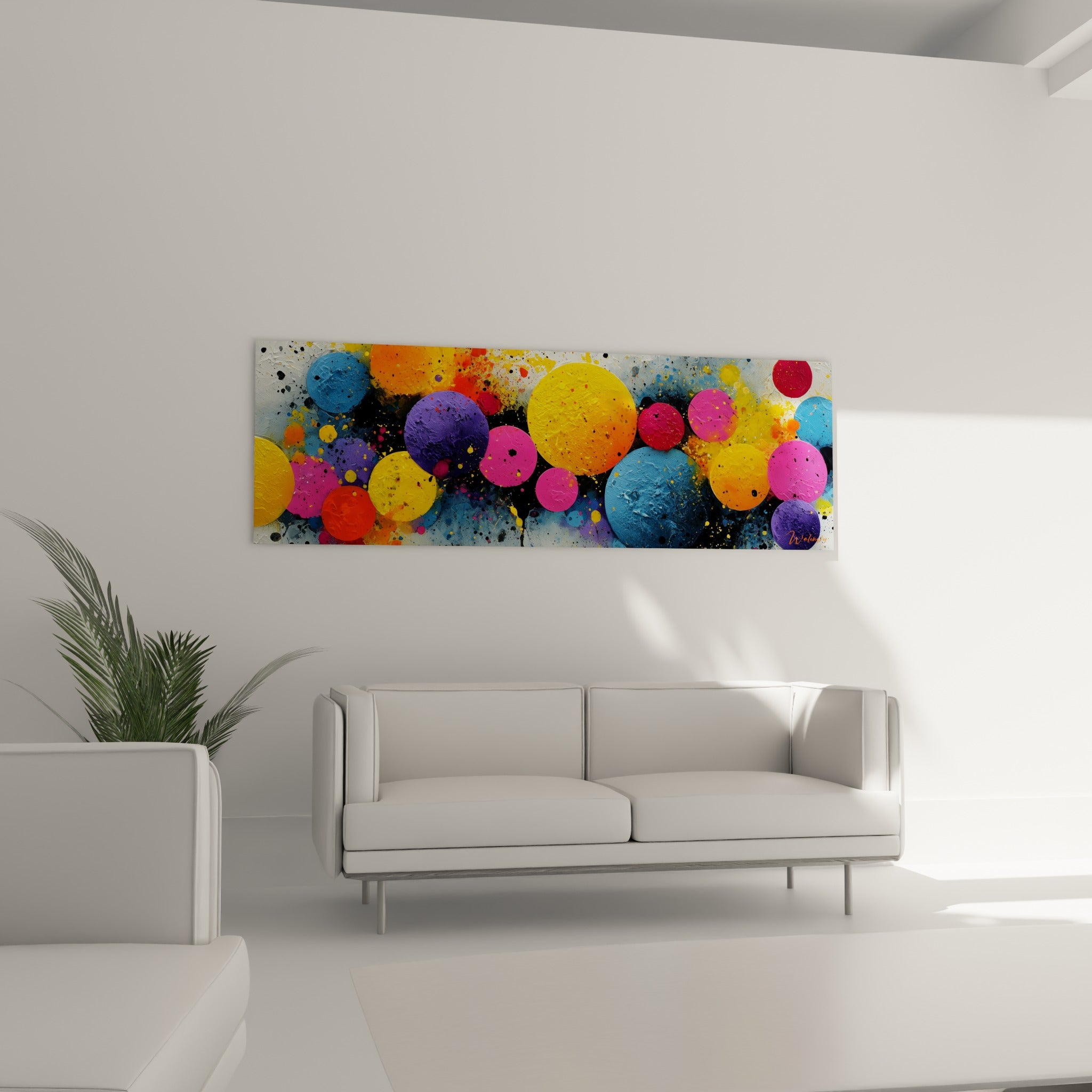 Bulles jaune vif et bleu profond du tableau Multicolore abstrait au-dessus d'un canapé dans un salon lumineux