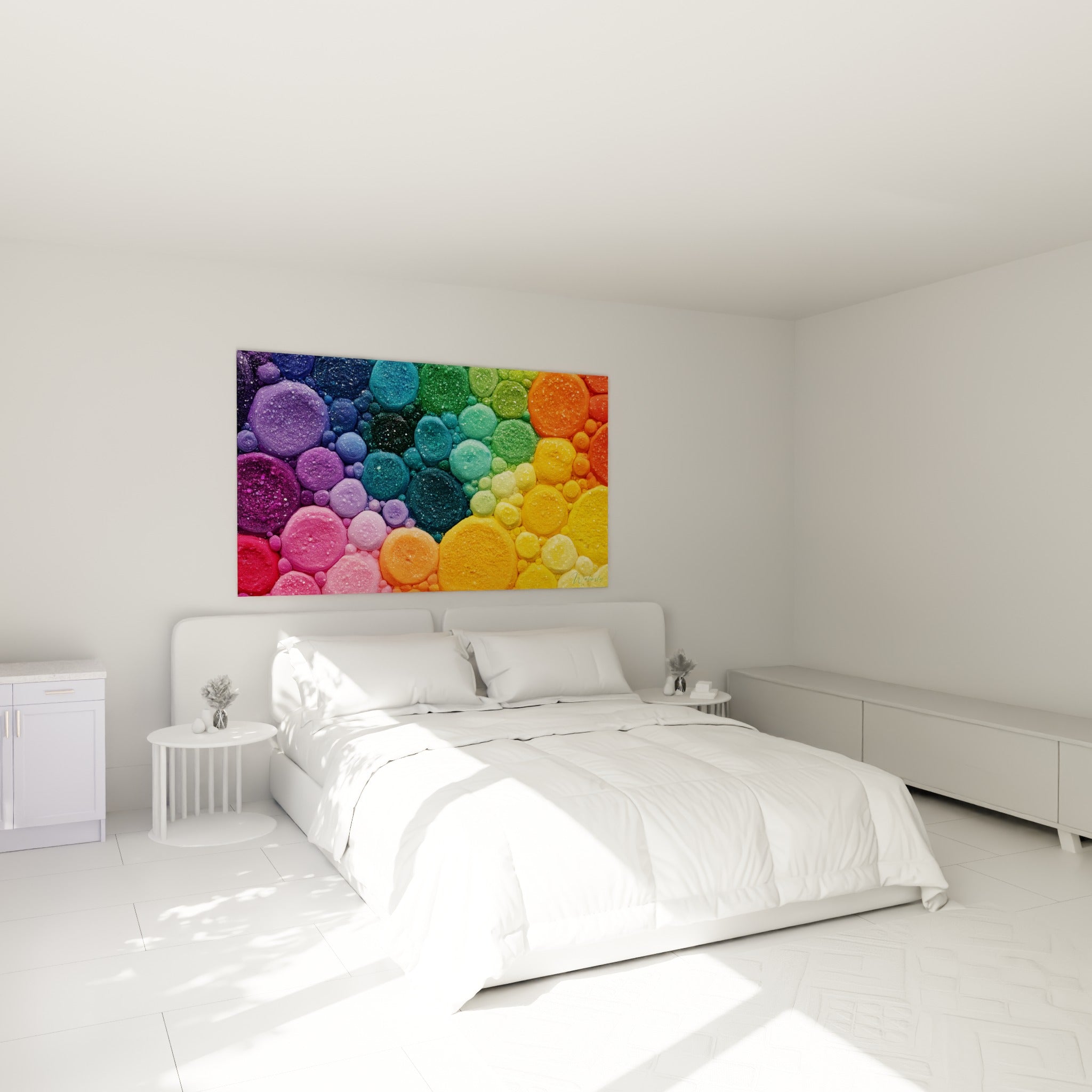 Cercles multicolores violets et dorés surplombant un lit dans une chambre claire