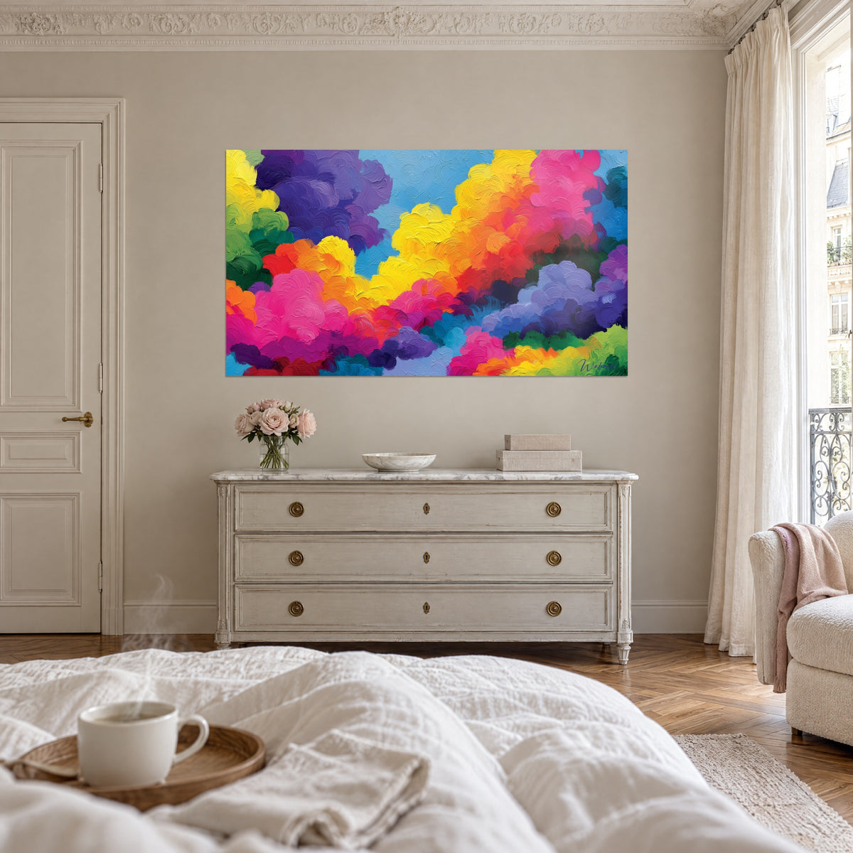 Schilderij met abstracte verfkrullen in feloranje en snoeproze, twee personen van achteren, boven een bed in een lichte slaapkamer