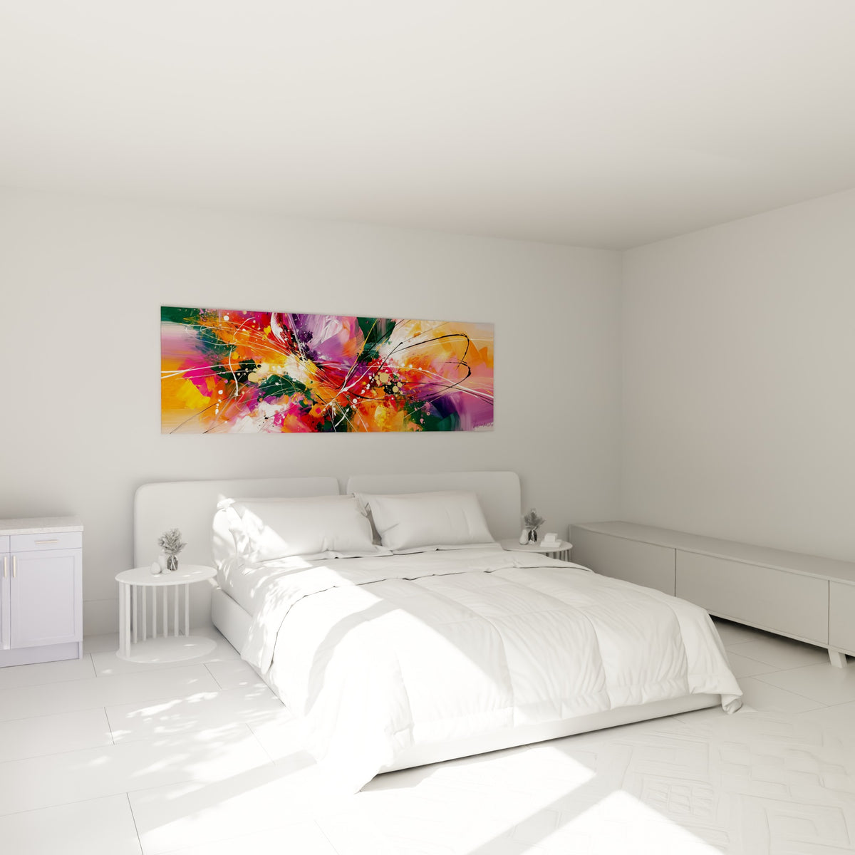 Toile Multicolore aux tons orange et pourpres accrochée au-dessus d'un lit dans une chambre claire