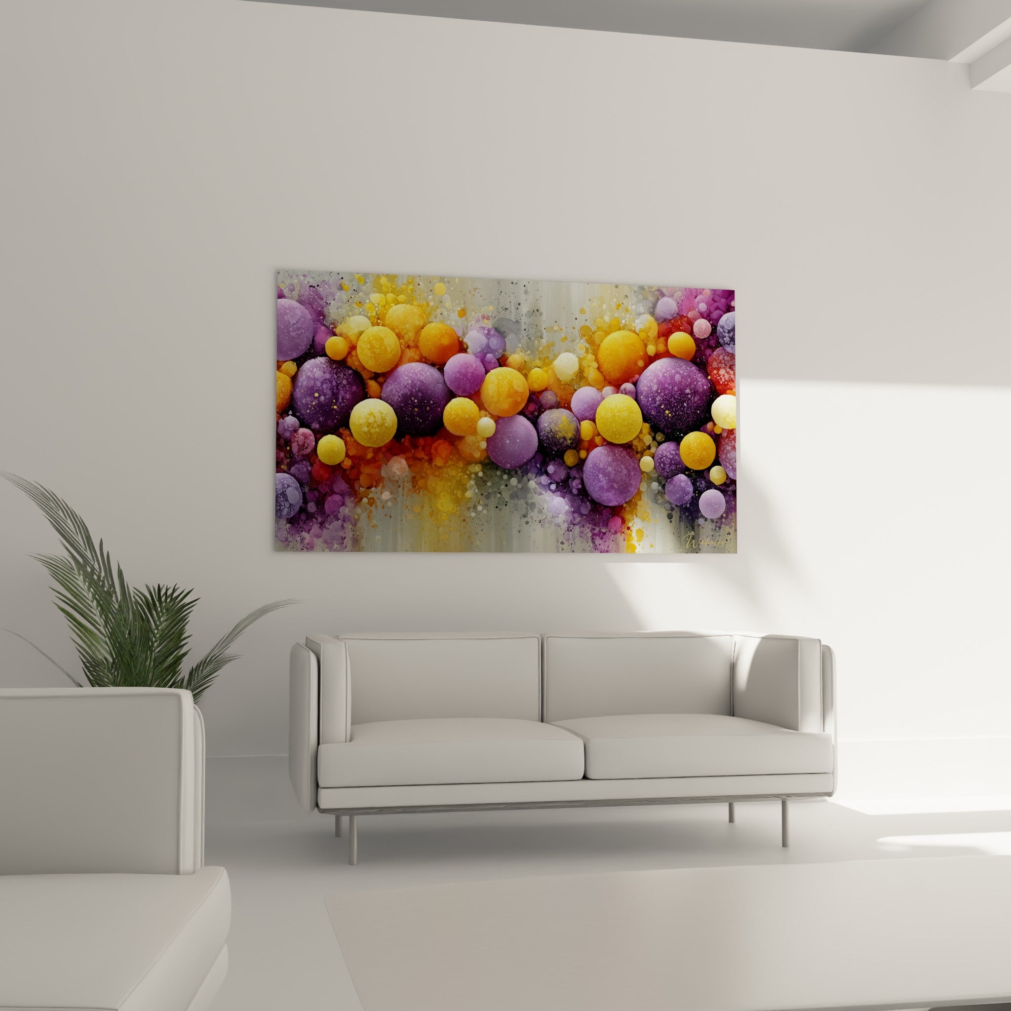 Composition de sphères pourpres et safranées du tableau multicolore abstrait au-dessus d'un canapé dans un salon lumineux