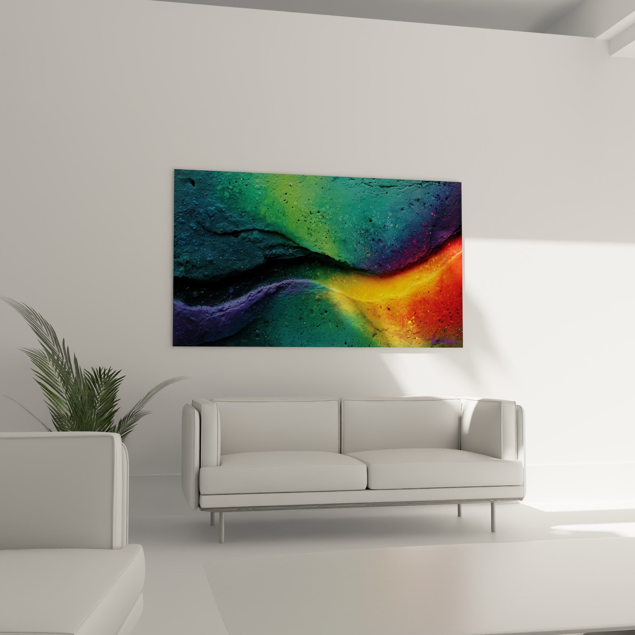 Coulée ocre entre roche violette et verte, tableau Multicolore abstrait au-dessus d'un canapé dans un salon lumineux