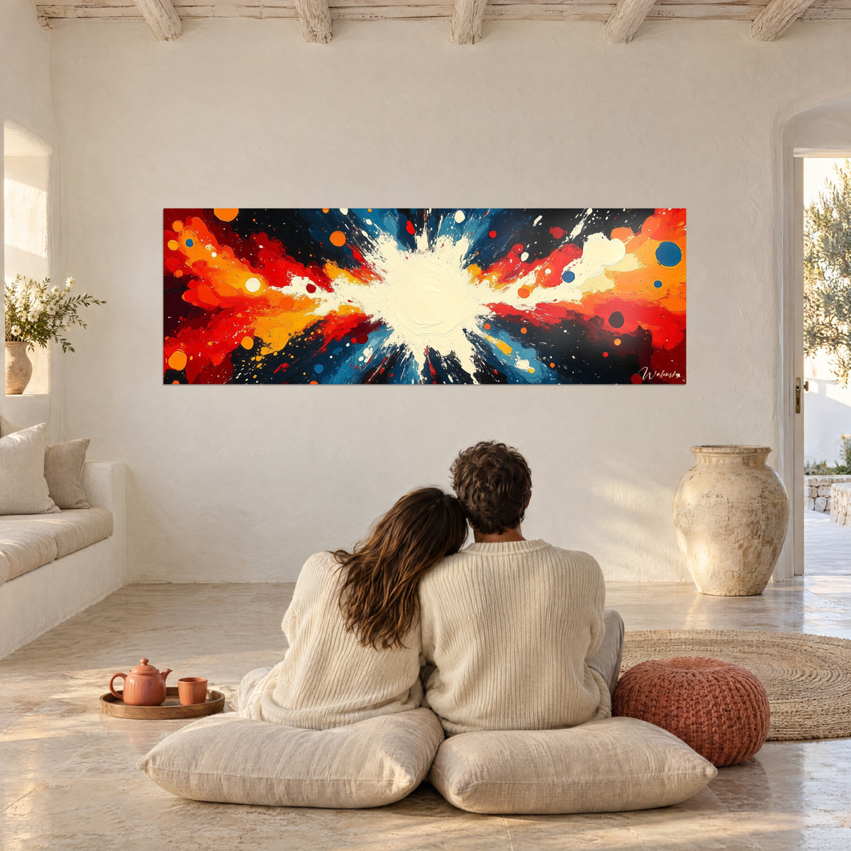 Cuadro impulso luminoso de empastes en crema, azafrán y azul marino, frente a una pareja sentada sobre cojines blancos