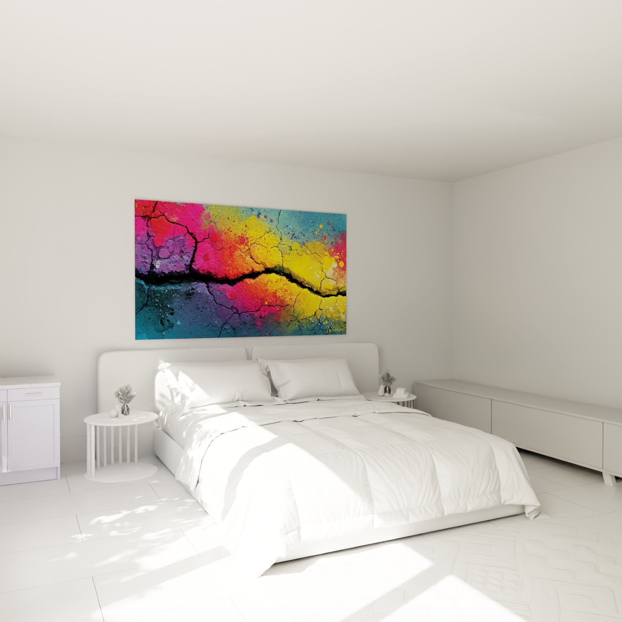 Éclats roses et bleu pétrole du tableau multicolore abstrait au-dessus d'un lit dans une chambre claire